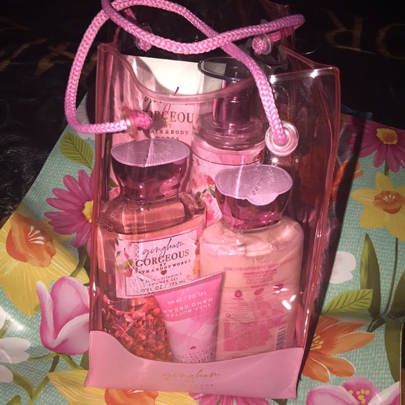 NWT Bath & Body Works Gingham Gorgeous Gift Bag Set of 4 & comes w/ BBW GIFT BAG - Picture 3 of 4